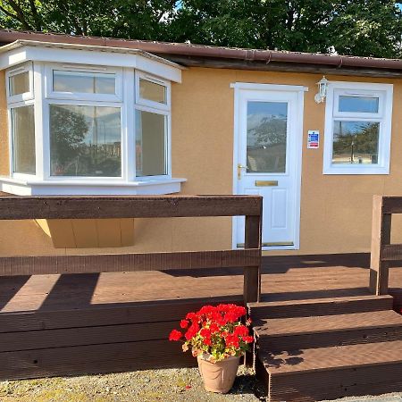 1-Bedroom Semi-Detached Chalet In Uddingston, Glasgow Exteriör bild