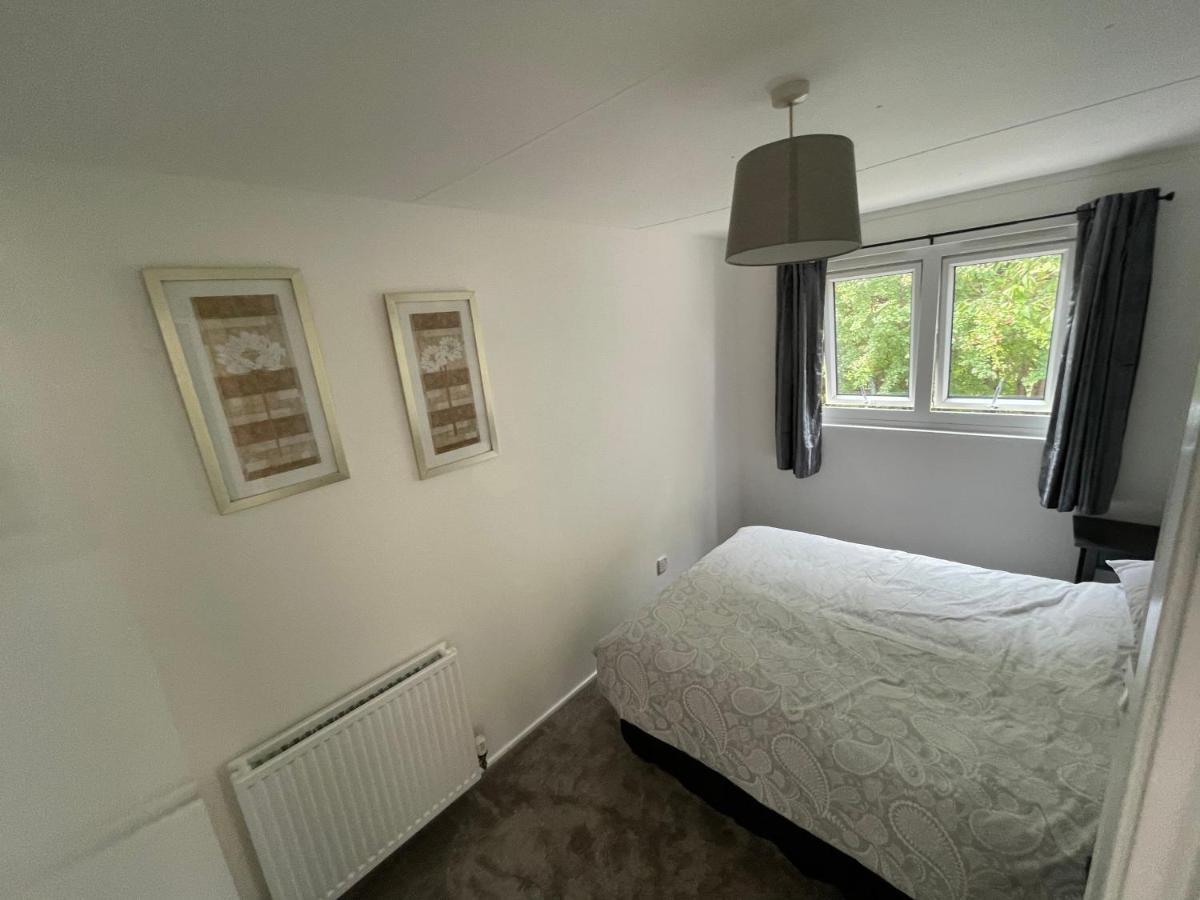 1-Bedroom Semi-Detached Chalet In Uddingston, Glasgow Exteriör bild