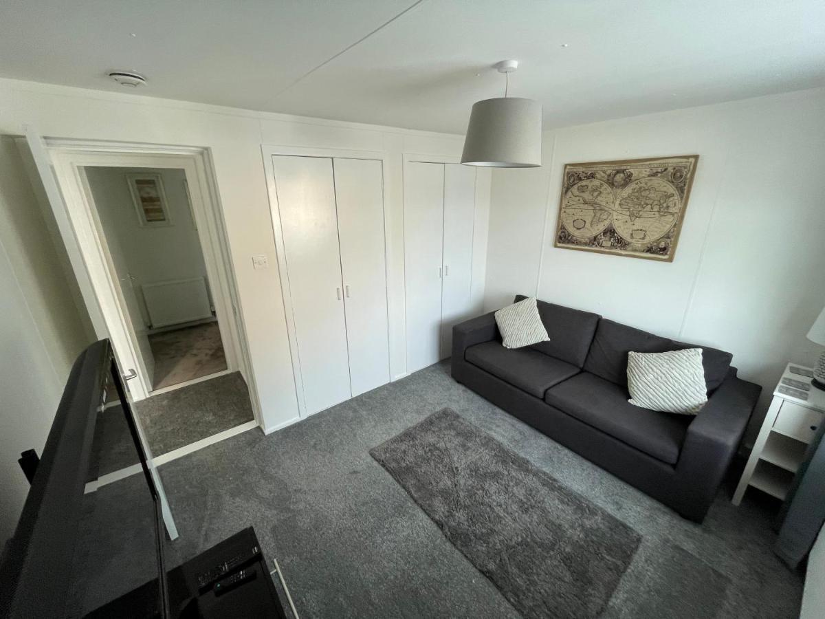 1-Bedroom Semi-Detached Chalet In Uddingston, Glasgow Exteriör bild