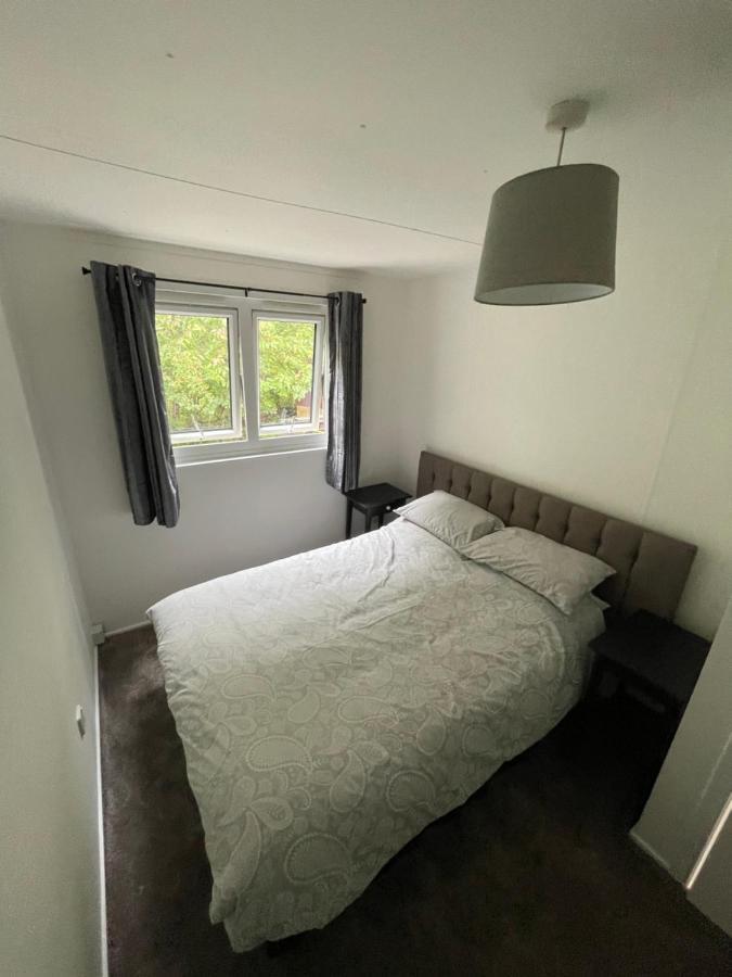 1-Bedroom Semi-Detached Chalet In Uddingston, Glasgow Exteriör bild