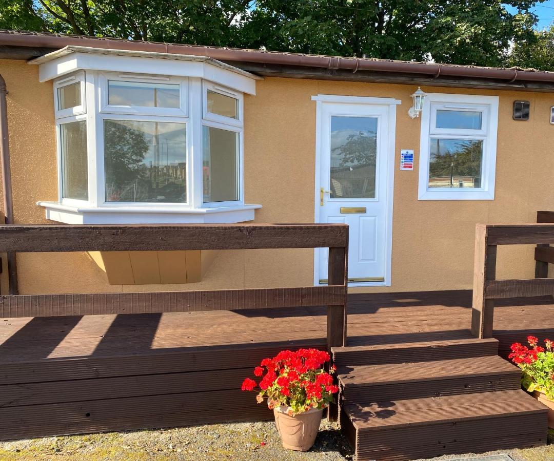1-Bedroom Semi-Detached Chalet In Uddingston, Glasgow Exteriör bild