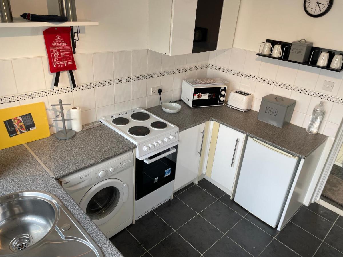 1-Bedroom Semi-Detached Chalet In Uddingston, Glasgow Exteriör bild