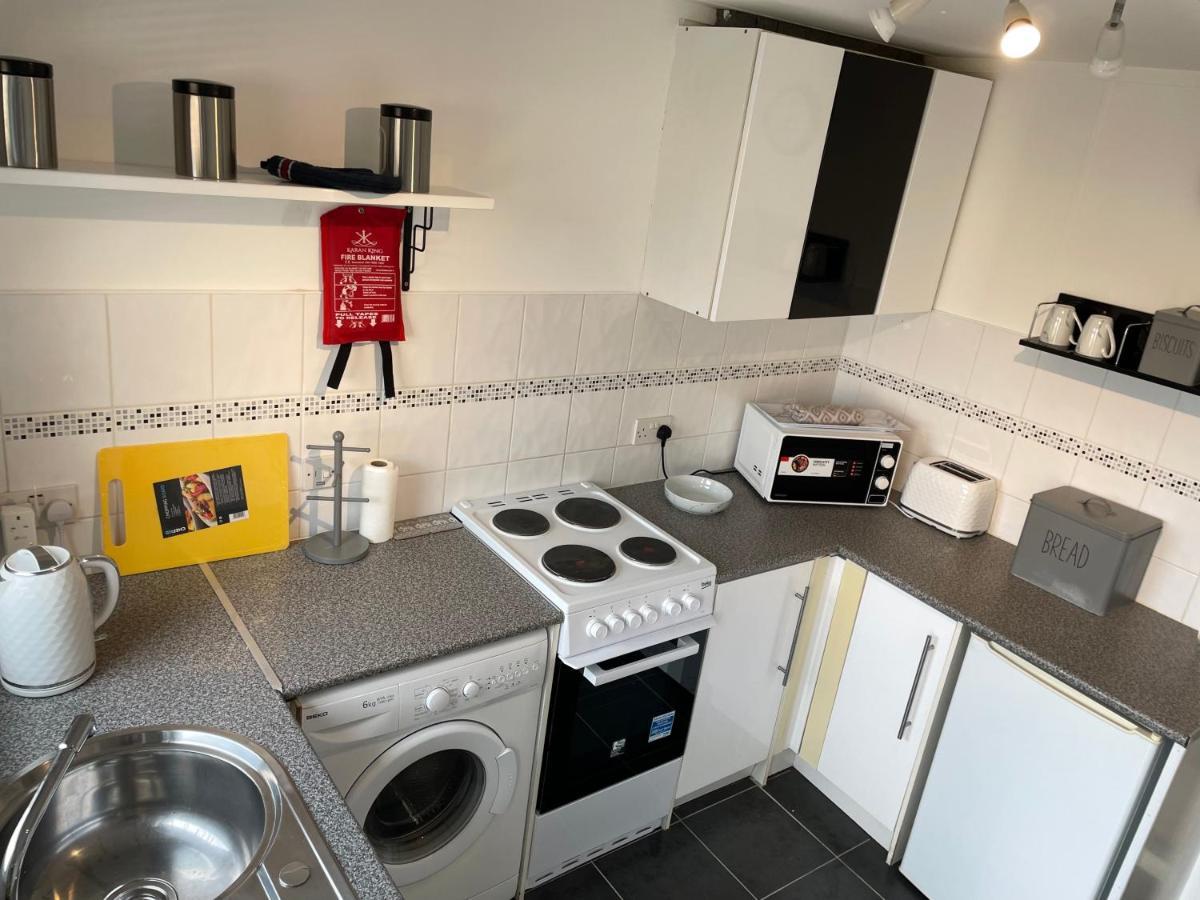 1-Bedroom Semi-Detached Chalet In Uddingston, Glasgow Exteriör bild