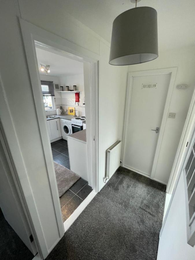 1-Bedroom Semi-Detached Chalet In Uddingston, Glasgow Exteriör bild