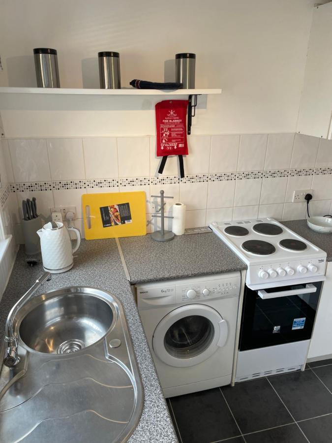 1-Bedroom Semi-Detached Chalet In Uddingston, Glasgow Exteriör bild