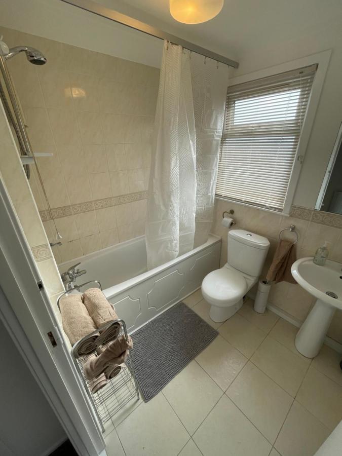 1-Bedroom Semi-Detached Chalet In Uddingston, Glasgow Exteriör bild