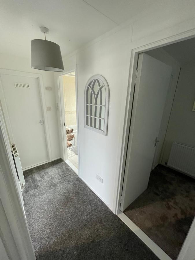 1-Bedroom Semi-Detached Chalet In Uddingston, Glasgow Exteriör bild